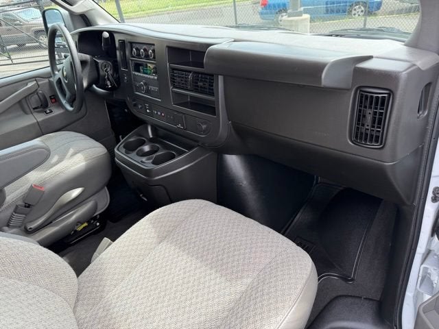 2025 Chevrolet Express Passenger 1LT