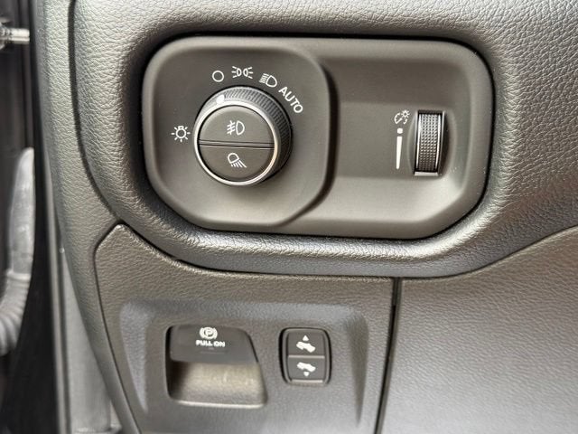 2022 RAM 1500 Big Horn Crew Cab 4x4 5'7" Box
